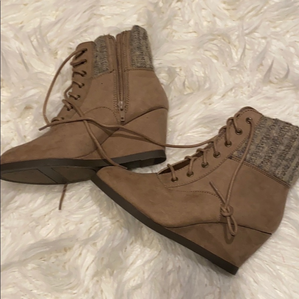 Women’s wedged booties
